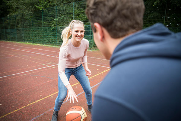 Fenna Ahlhorn auf dem campuseigenen Basketball-Court.