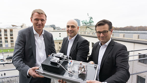 Peter Schmidt, Prof. Ulrich S. Schubert und Ralf Riekenberg präsentieren das Modell einer Redox-Flow-Batterie.