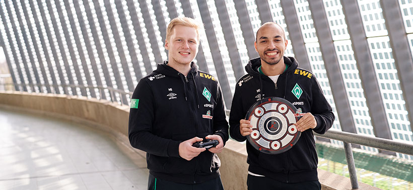 MegaBit und MoAuba präsentieren mit der ersten Meisterschale der Virtual Bundeliga