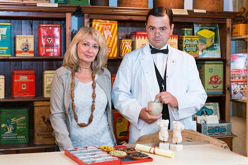 Viola Vierk vom Gewürzmuseum Spicy's in Hamburg und Schauspieler Tobias Brüning als Prof. Dr. Dill.