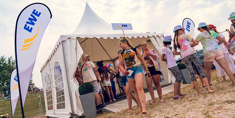 Der EWE-Stand beim Holi Beach Festival in Dangast.