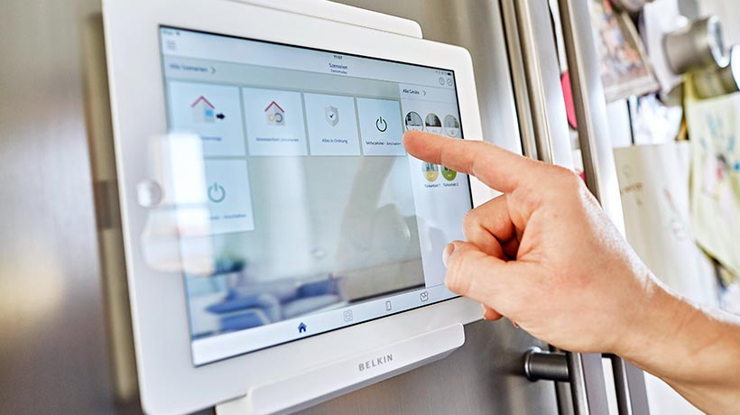 einbruchschutz tablet smart home hand mit finger tippt