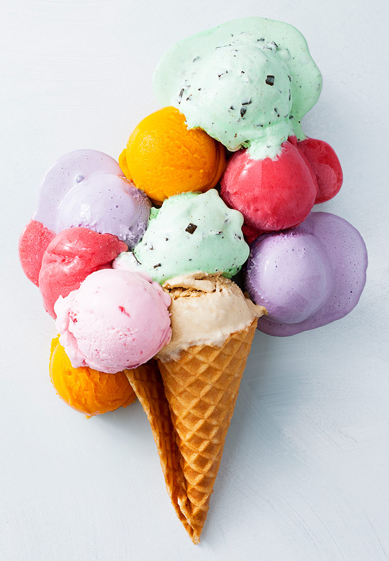 Bunte Eiskugeln in einer Waffel