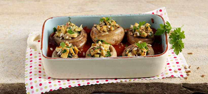 Gefüllte Champignons mit Tofu-Geschnetzeltem aus dem Ofen.