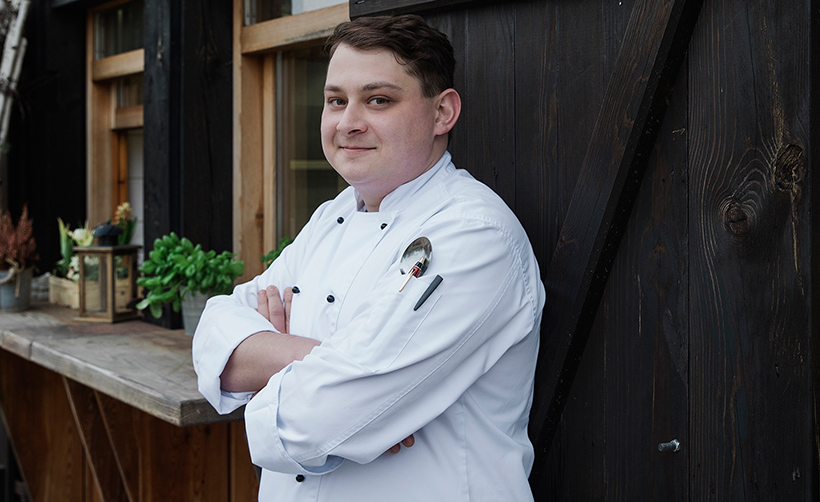 Küchenchef Alexander Thomas vor der Dammmeisterei in Zollbrücke