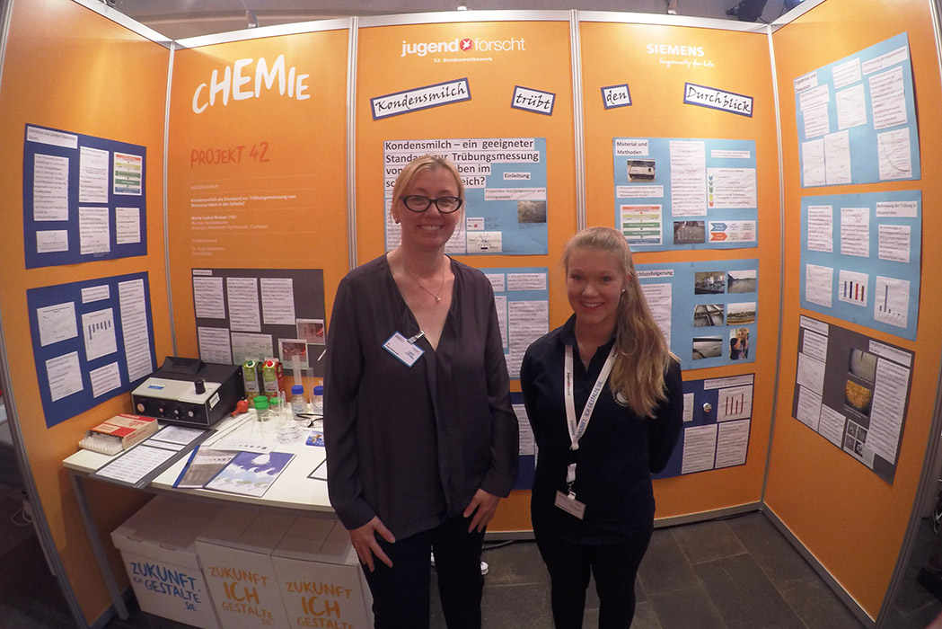 Jugend forscht Mentorin Dr. Katja Steinmetz mit einer Schülerin am Projektstand