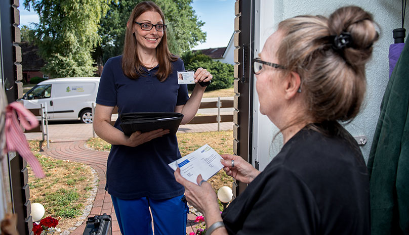Kyra Sanders zeigt der Kundin ihren Ausweis.