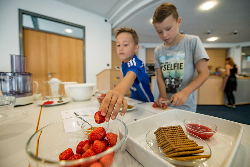 Kinder machen Erdbeertiramisu
