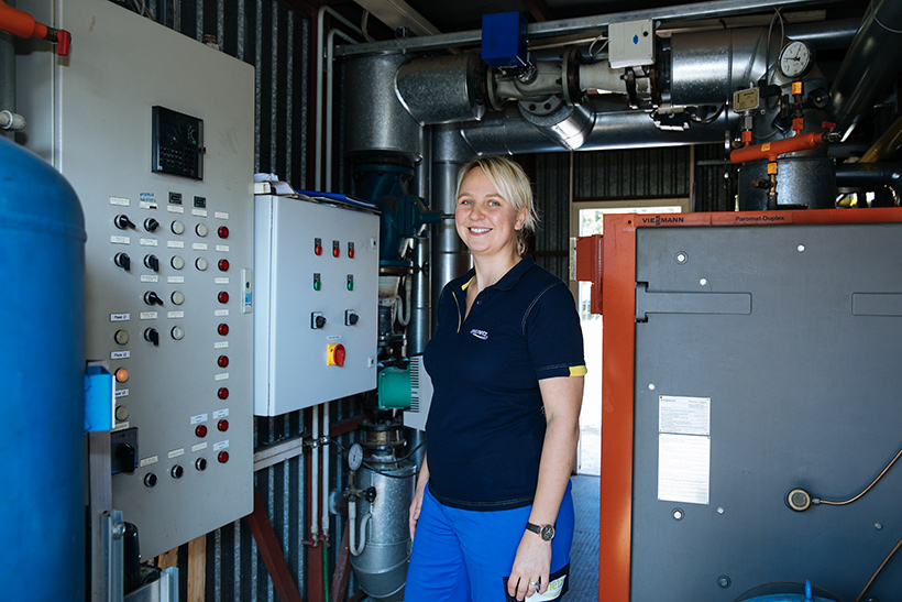 Saskia Siegel vor einer Heizungsanlage