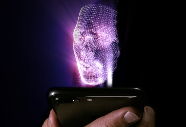 Ein Hologramm eines Kopfes, das von einem Handy erzeugt wird