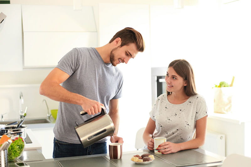 Wasserkocher und andere Geräte mit Heizstäben sollten regelmäßig entkalkt werden.