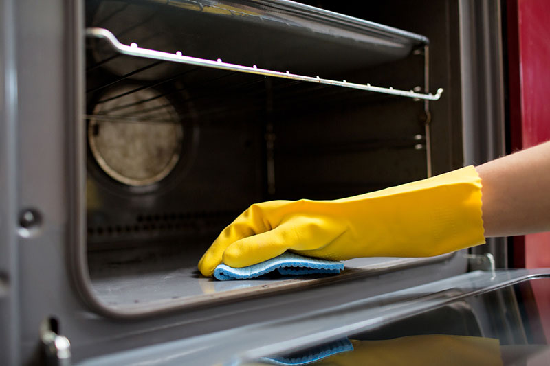 Der Backofen freut sich nach der Winterzeit über eine besonders gründliche Reinigung.