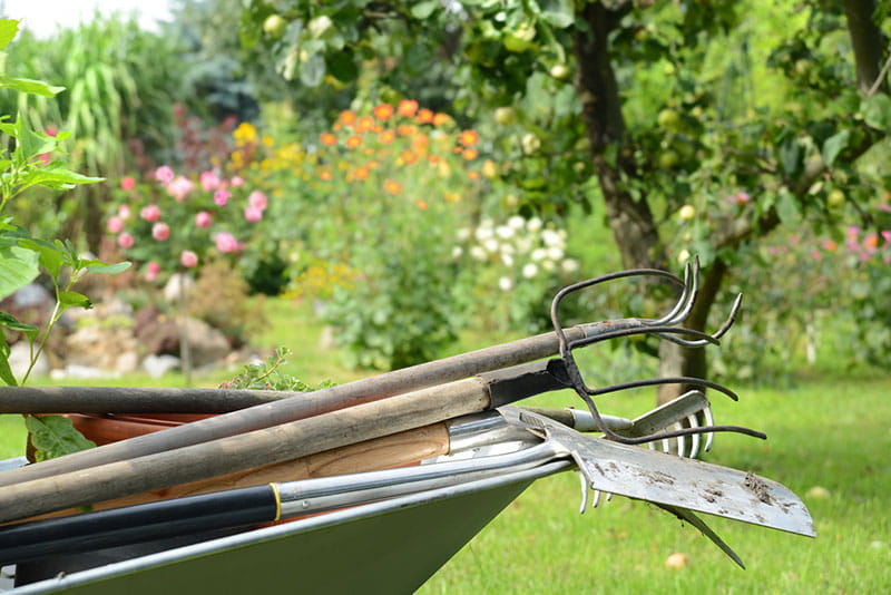 Um den Garten frühjahrsfit zu machen, müssen es nicht immer die motorbetriebenen Geräte sein.