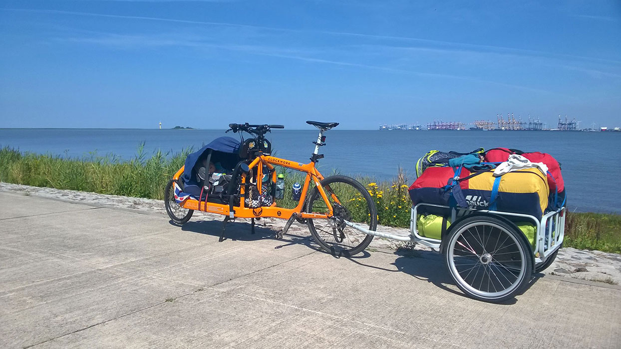 E-Bike mit Anhänger am Meer