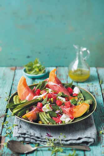 Fruchtiger Sommersalat mit Melone, Parmaschinken und Feta