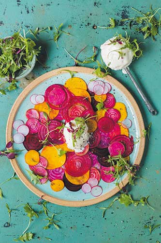 Buntes Rote-Bete-Carpaccio mit Ziegenkäse und Honigeis