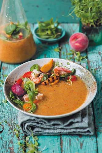 Sommerliche Pfirsich- Tomaten-Suppe mit Gurke und Paprika
