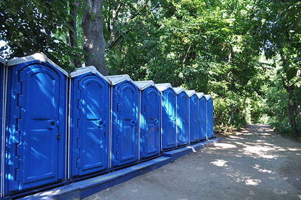 Reihe von portablen Toilettenhäuschen