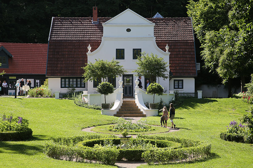 Worbswede Zwei Menschen gehen auf Haus zu