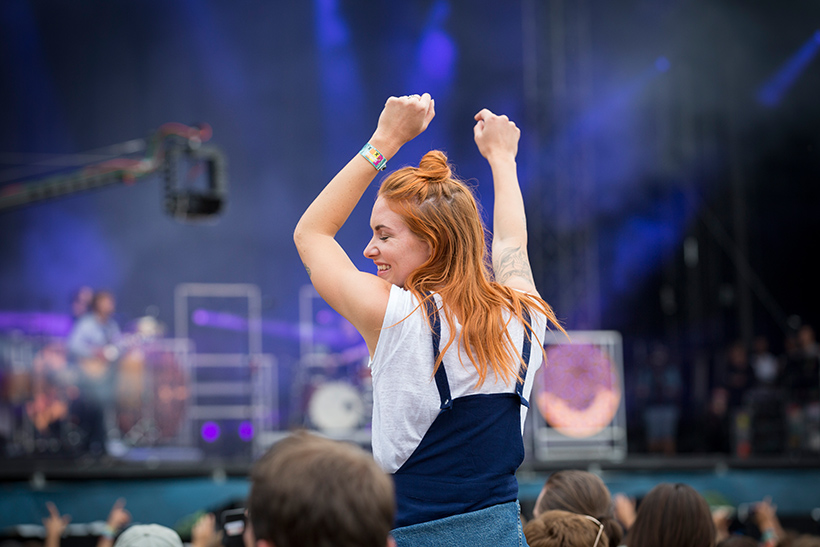 Besucher vor einer Festivalbühne