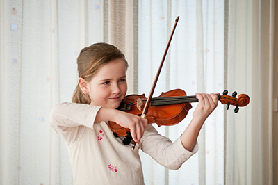 Mädchen spielt Violine