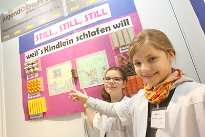 Mädchen mit Jugend forscht Projekt