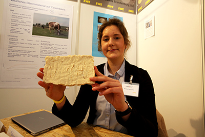 Gymnasiastin mit Jugend forscht Projekt