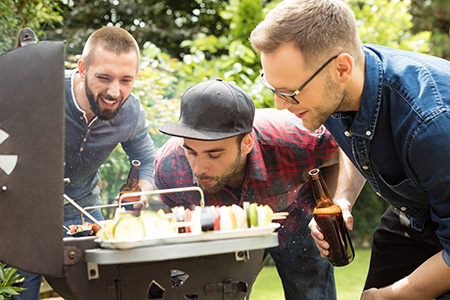 Männer am Grill