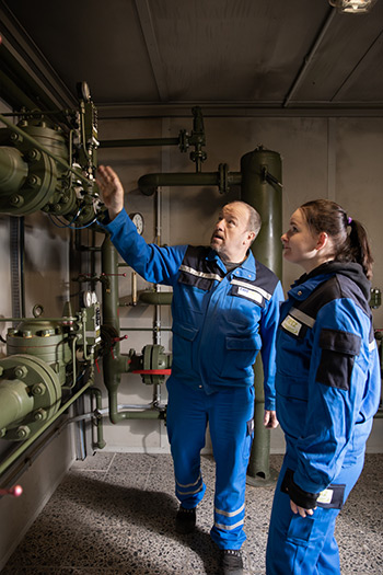 Auszubildende und Lehrmeister in einer Gasdruckregelanlage