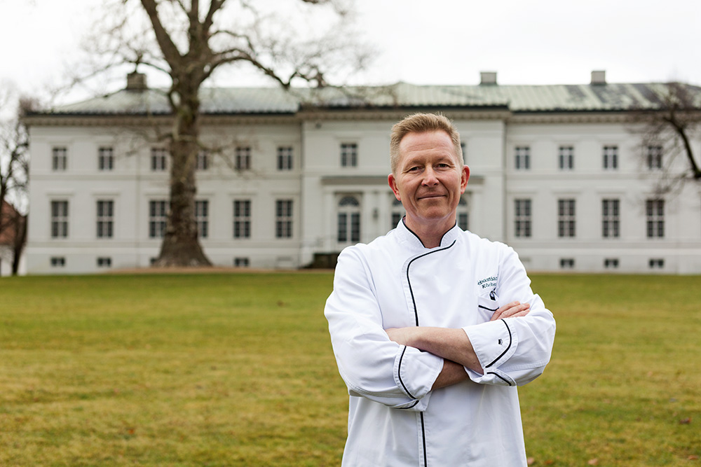 Küchenchef Sebastian Gier steht vor dem Schloss Neuhardenberg