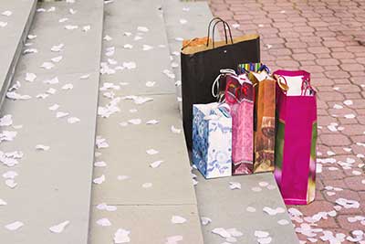 Geschenketüten auf einer Treppe