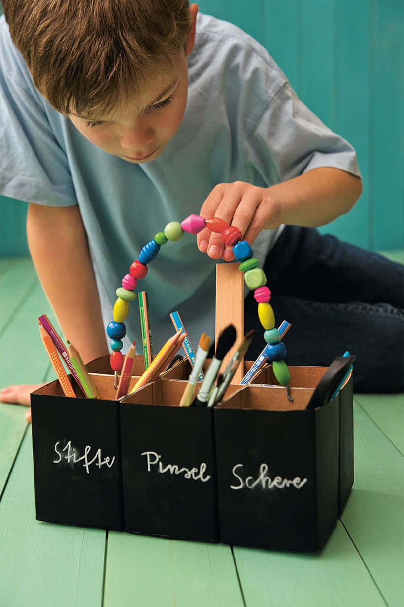 Junge mit DIY Werkzeugkasten für Kinder