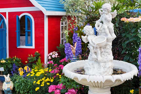 Kitschiger Springbrunnen im Garten