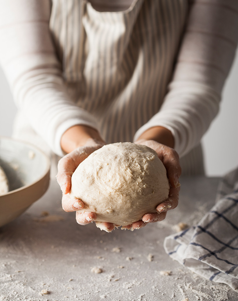 Brot Teil zu einer Kugel kneten
