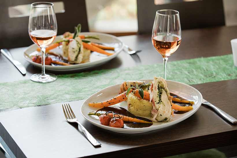 Hähnchen-Saltimbocca mit Salbei-Pesto auf Apfel-Vanille-Stampf und Koriander-Honig-Möhrchen