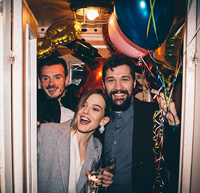 Nachbarn feiern eine Party.