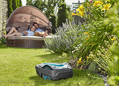 Rasenroboter im Garten